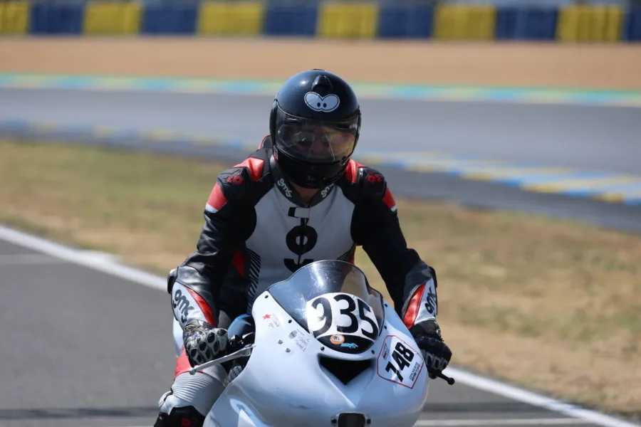 White bike number 935, front view, cropped by the bottom of the frame